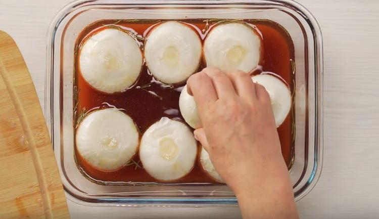 Ponemos las cebollas en la marinada y las ponemos en el refrigerador.