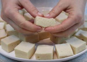 Cocinar malvaviscos caseros saludables sin azúcar de acuerdo con una receta paso a paso con una foto.