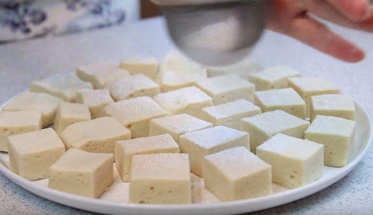 Une telle guimauve sans sucre peut être saupoudrée de sucre en poudre si vous le souhaitez.