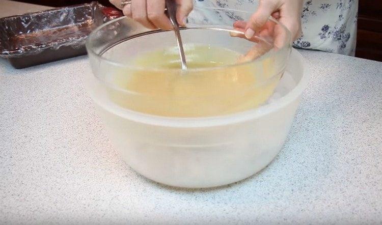 Ponemos un tazón con puré de manzana en un baño de hielo.