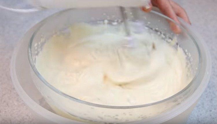 Battez la purée de pommes de terre avec un mixeur jusqu'à obtention d'une belle consistance.