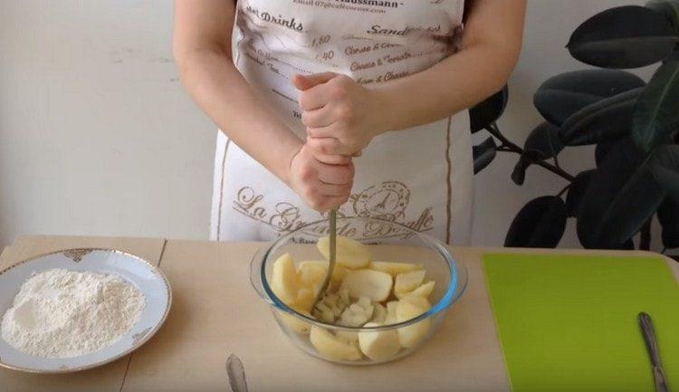 We carefully mashed boiled potatoes in mashed potatoes.