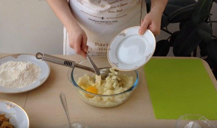 Agregue la mantequilla y el huevo al puré de papas, mezcle.