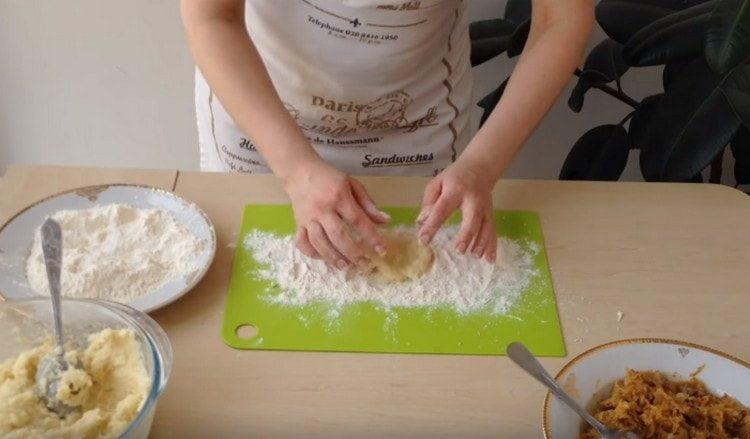 Nous formons un gâteau à partir de la pâte de pomme de terre.
