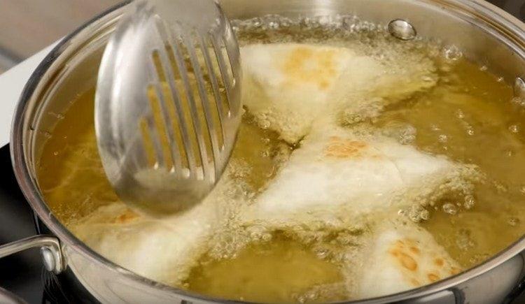 Freír las samosas en aceite vegetal caliente.