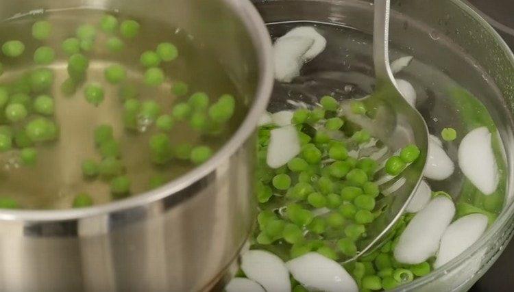 We shift the cooked peas into ice water.