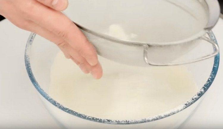 Za miješanje tijesta prosijte brašno u zdjelu.