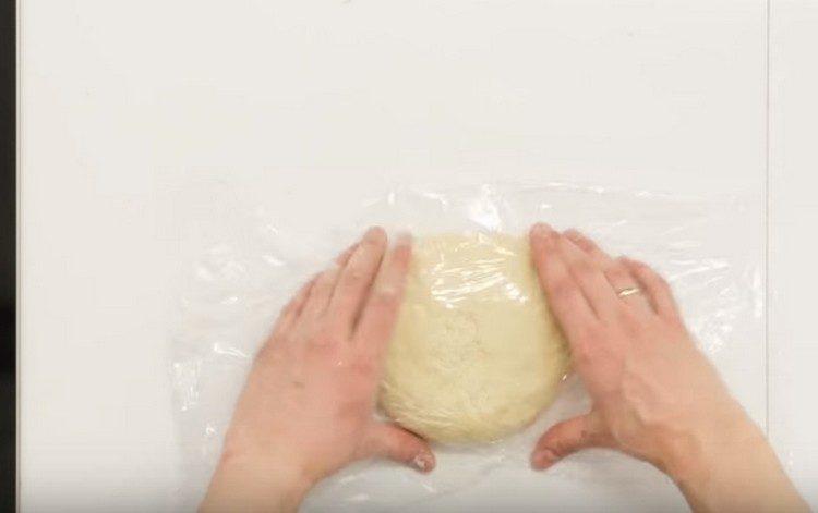 cover the dough with cling film and leave to rest.