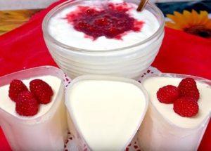 Preparamos yogurt sabroso y saludable en casa de acuerdo con una receta paso a paso con una foto.