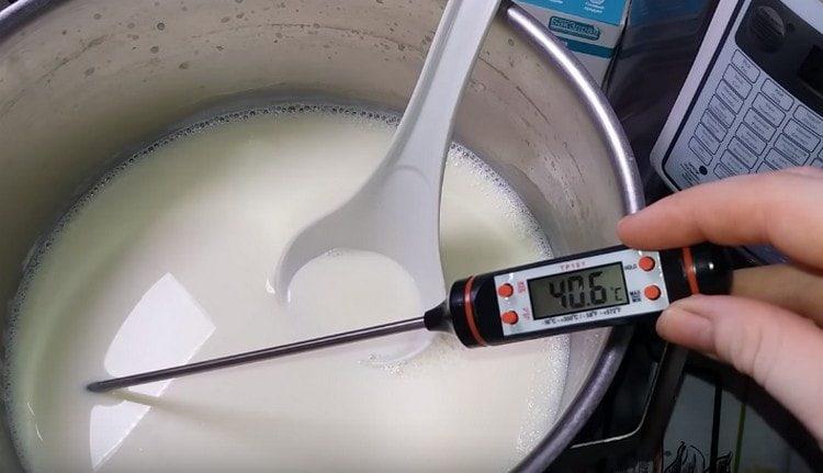 Refroidissez le lait à une température de 40 degrés.