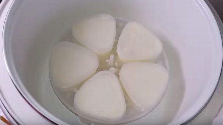 Ponemos los moldes en la olla de cocción lenta y activamos el modo para cocinar yogur.