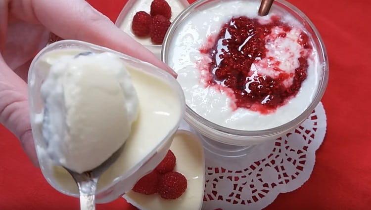 El yogurt casero se puede comer con bayas, frutas y mermelada.