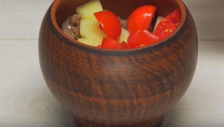 En el fondo de la olla, ponga la salsa, el cilantro picado, la carne, las papas y los tomates.