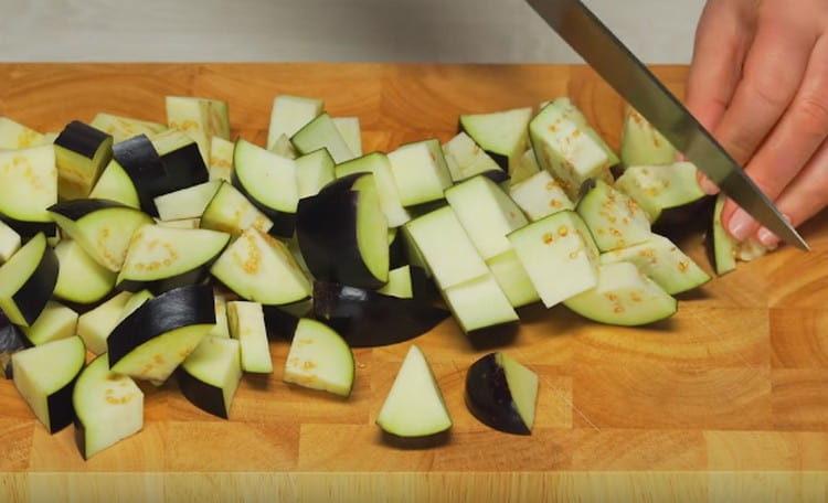 Cut the eggplant into large pieces.