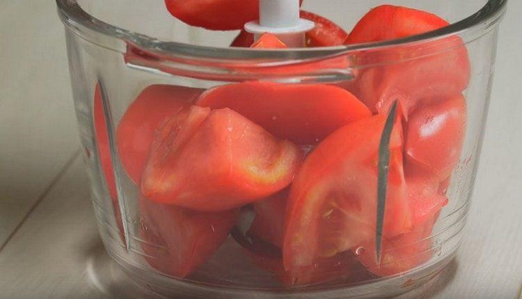 Stavite narezane rajčice u zdjelu blendera.