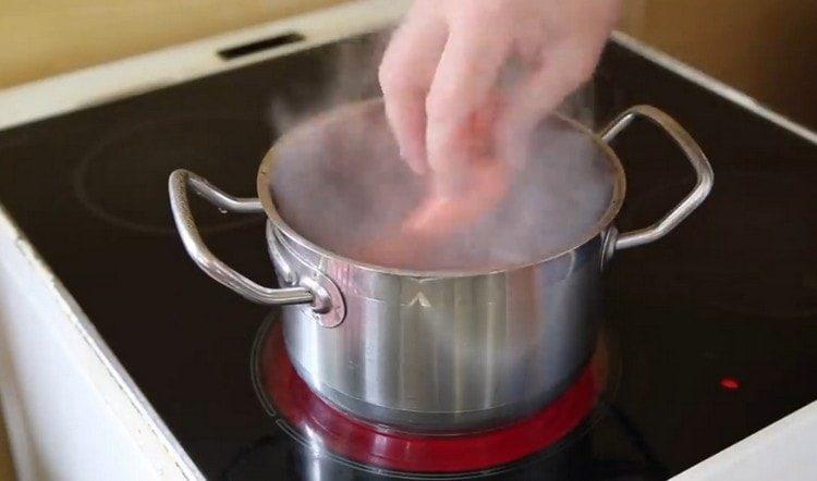 We put sausages in boiling water.