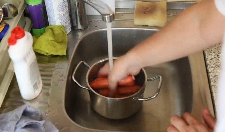 Nous lavons les saucisses à l'eau froide.