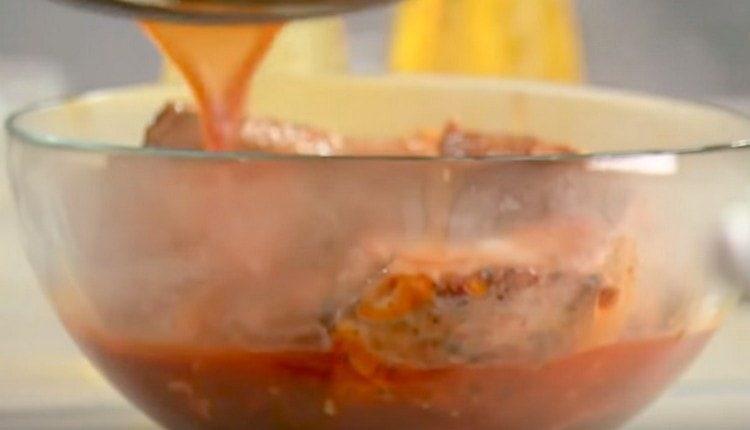 Nous passons les côtes de la casserole dans le bol, versons la marinade.