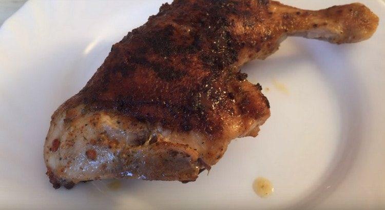 Now you know how to fry the chicken legs in a pan to make them tasty and fragrant.