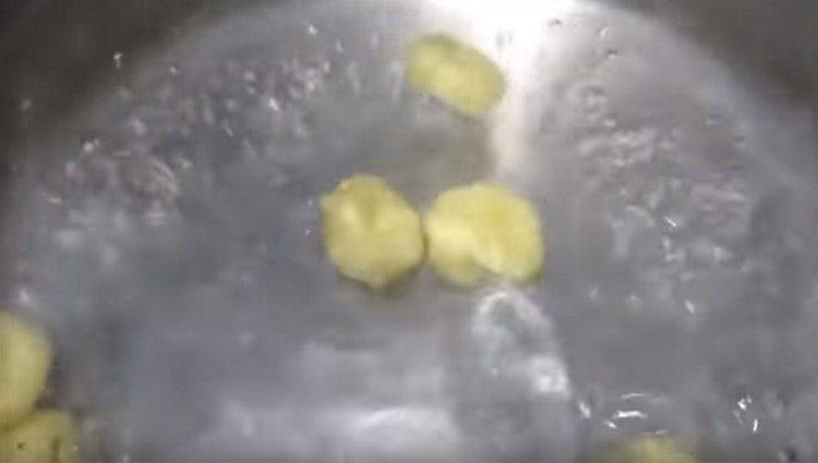 Faire bouillir les boulettes dans de l'eau bouillante jusqu'à tendreté.