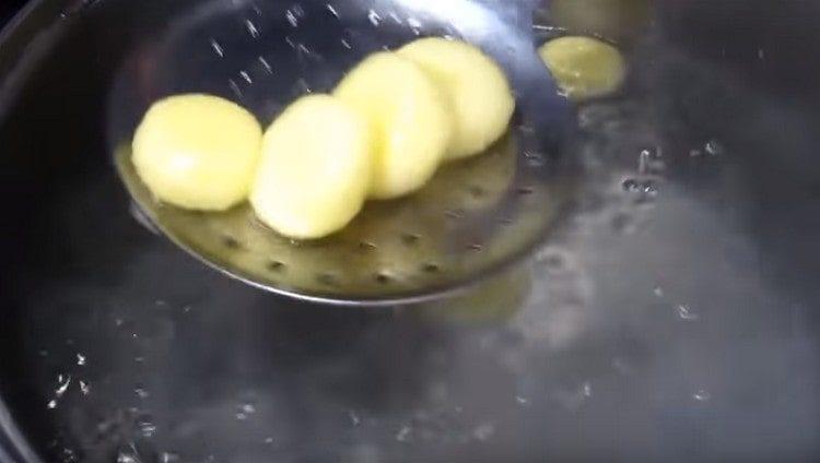 Lorsque les boulettes apparaissent, sortez-les avec une cuillère à égoutter.