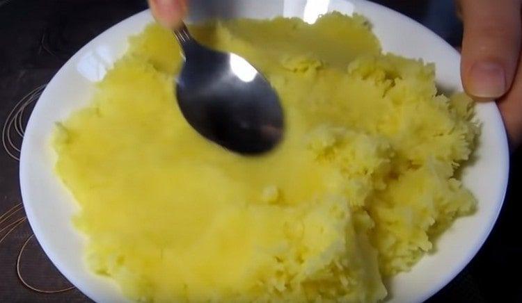 stavite krumpirovu masu na tanjur i izravnajte žlicom.