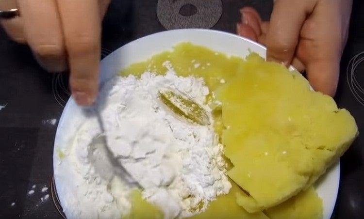 Mix the potato dough.