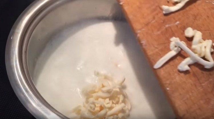 Mettez le fromage dans la crème bouillante.