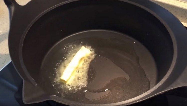 En una olla, derrita la mantequilla, agregue también aceite vegetal.