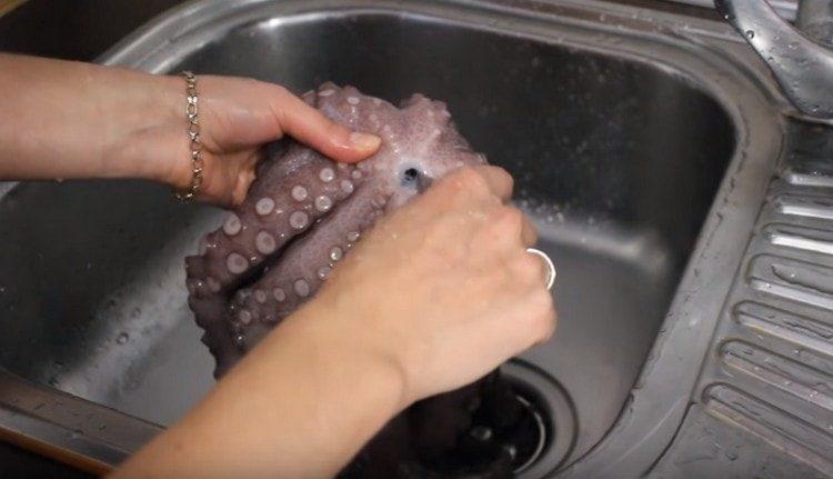 Nous retirons le bec de la pieuvre, lavons soigneusement les fruits de mer.