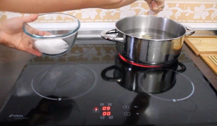 Dans une casserole, porter l'eau à ébullition, saler, ajouter les grains de poivre et la feuille de laurier.