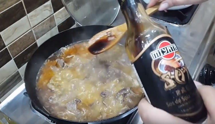 Ajoutez un peu de sauce soja dans la casserole.