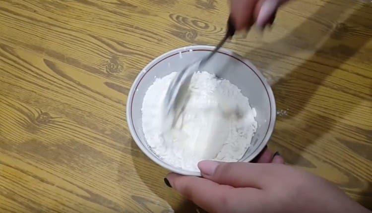 Mezclar la crema agria con harina y agua.