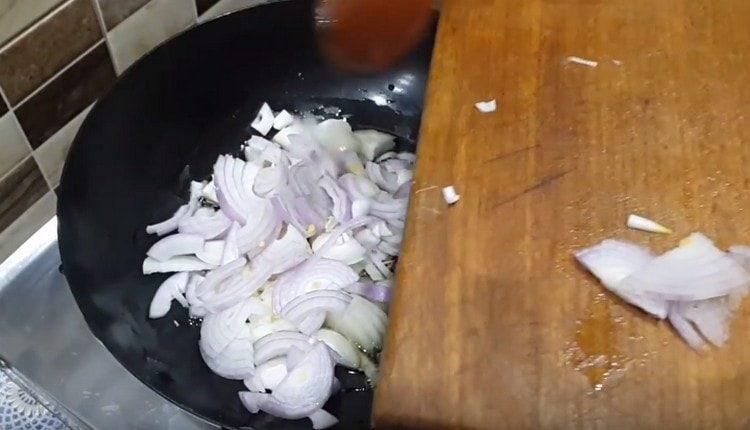 Fry the onion in a pan.
