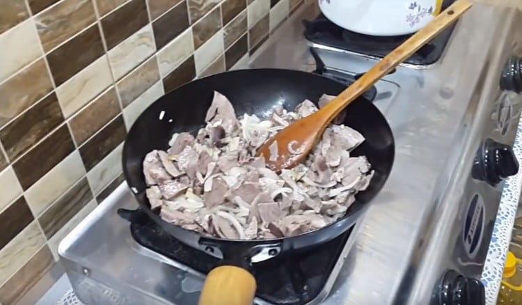 We spread the offal in the pan to the onion.