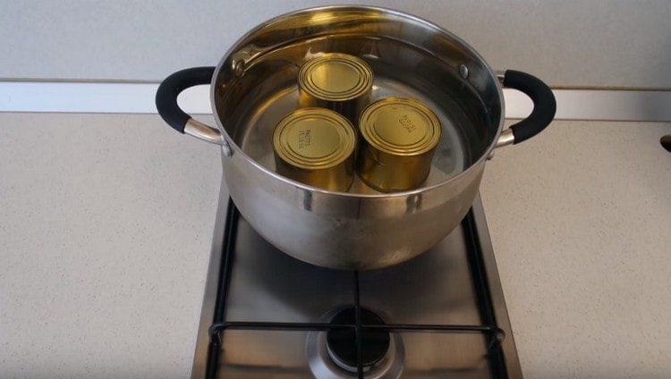 Fill the jars in the pan with water and set to cook.