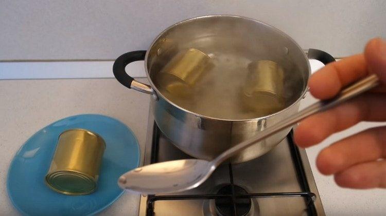 Nous sortons un pot de la casserole après une heure de cuisson.