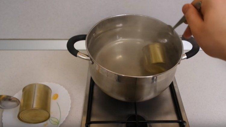 After two hours of cooking, remove the second jar from the pan.