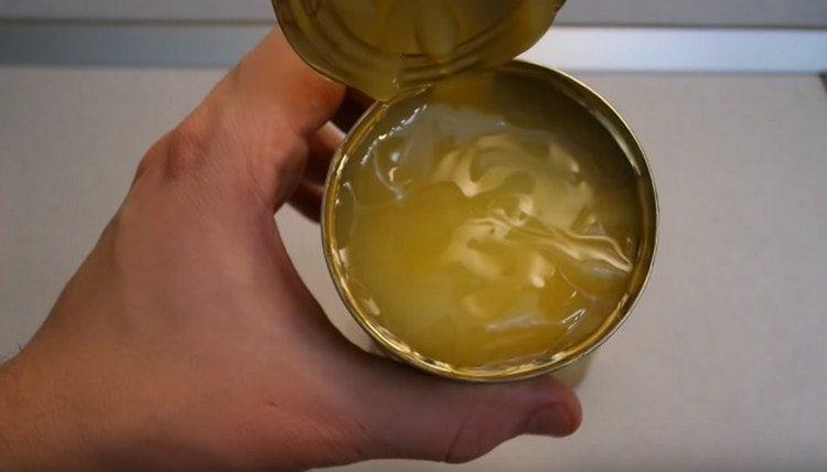 It looks like condensed milk, which was cooked for one hour.