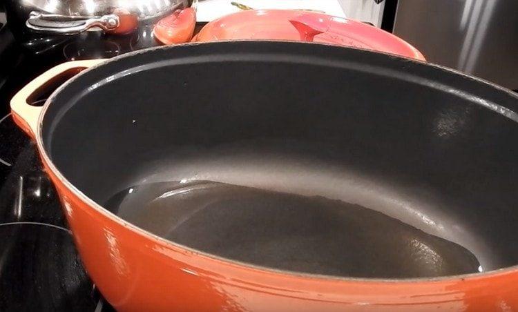 In a pan, heat the vegetable oil.