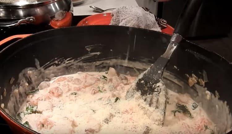 Ajouter le parmesan râpé à une sauce presque prête.