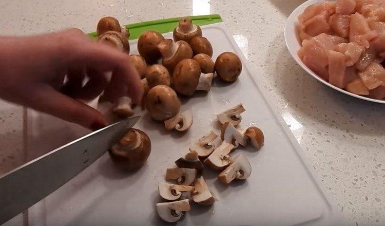 Couper les champignons.