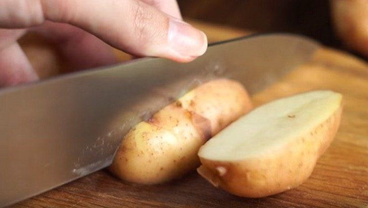 Wash my potatoes and cut them into quarters.