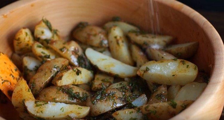 Mélanger les pommes de terre bouillies avec la vinaigrette.