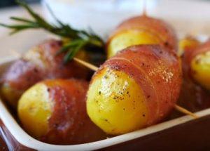 Preparem patates perfumades amb cansalada al forn segons una recepta pas a pas amb una foto.