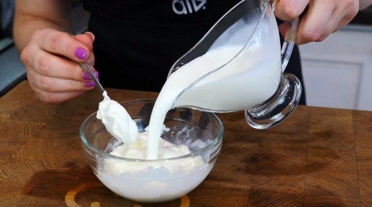 Preparar una salsa de crema agria y yogurt.