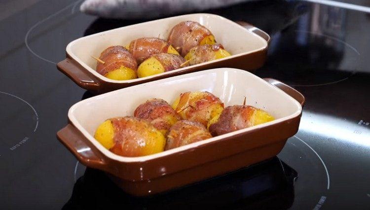 Potatoes cooked with bacon in the oven, served with sauce.