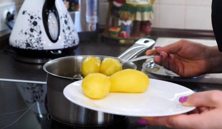 Faites bouillir les pommes de terre à mi-cuisson, puis laissez-les refroidir légèrement.