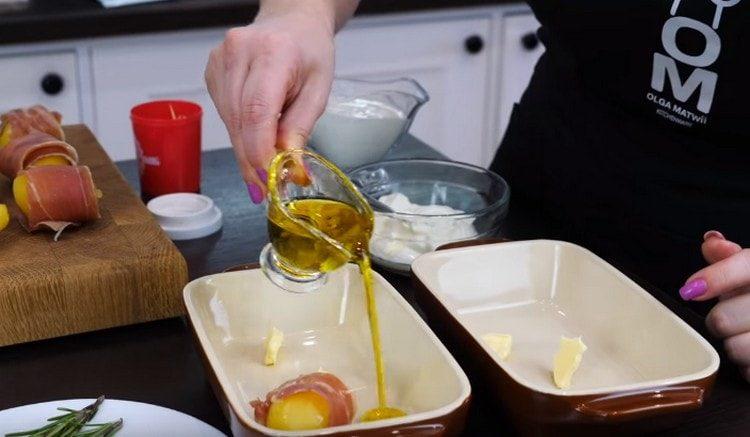 Lubrique la fuente para hornear con aceite de oliva, agregue un poco de crema.