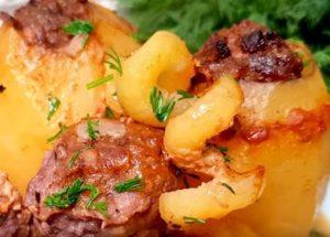 Nous cuisinons des pommes de terre délicieuses et appétissantes, farcies de viande hachée, selon une recette détaillée avec photo.